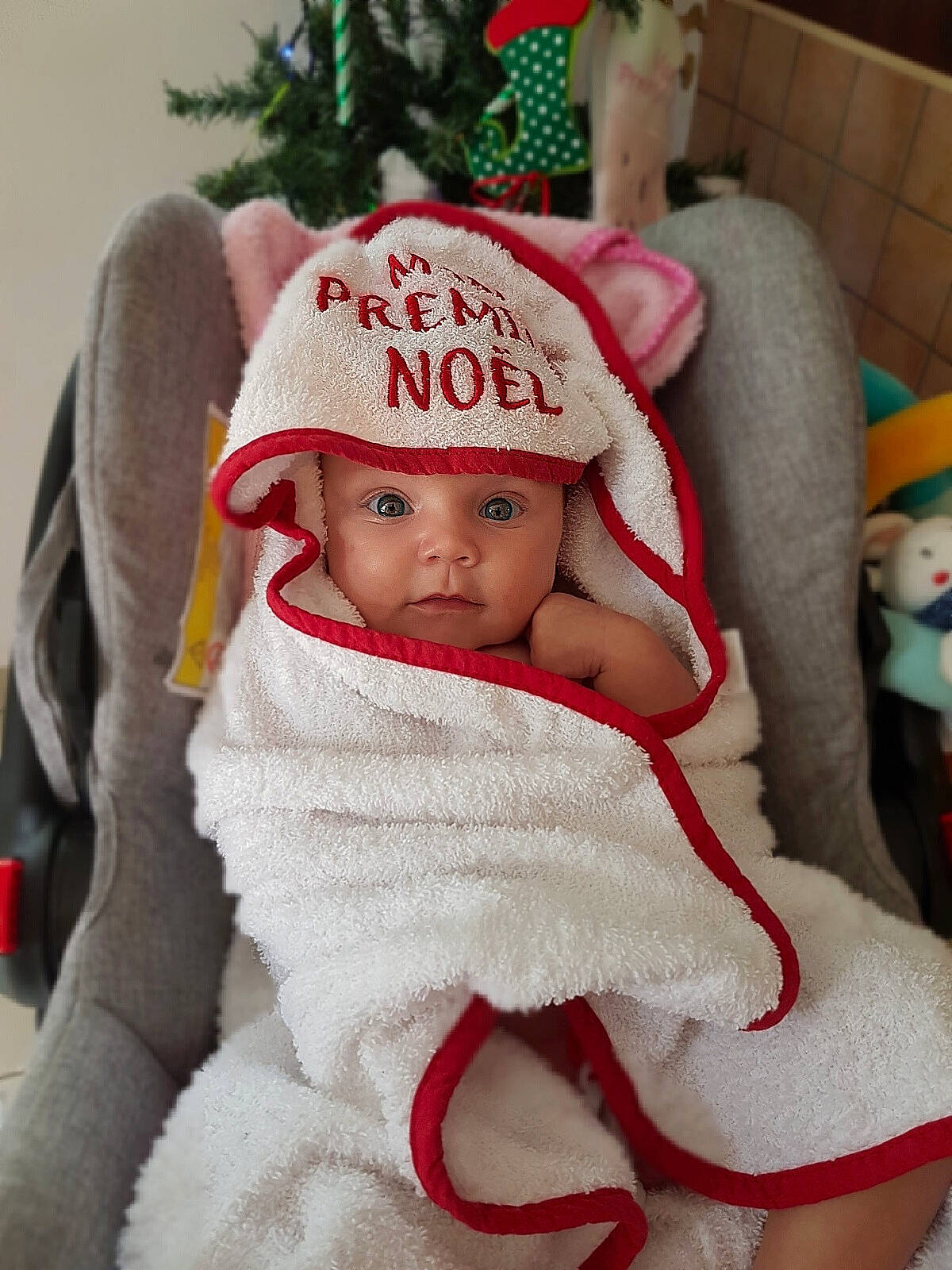 Anna a rejoint le concours — aidez-le/la à gagner de superbes lots ! baby, baby_toddler_clothing, cap, cheek, christmas, comfort, eye, face, head, headgear, headwear, human_body, knit_cap, linens, person, pink, santa_claus, skin, sleeve, textile