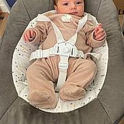 Amélia participe au concours pour gagner de l'argent avec cette photo : baby, infant, child, onesie, baby_seat, straps, cushion, face, indoor, flooring, wood_floor, hair, eyes, clothing, person, newborn, cute, comfort, seat, soft