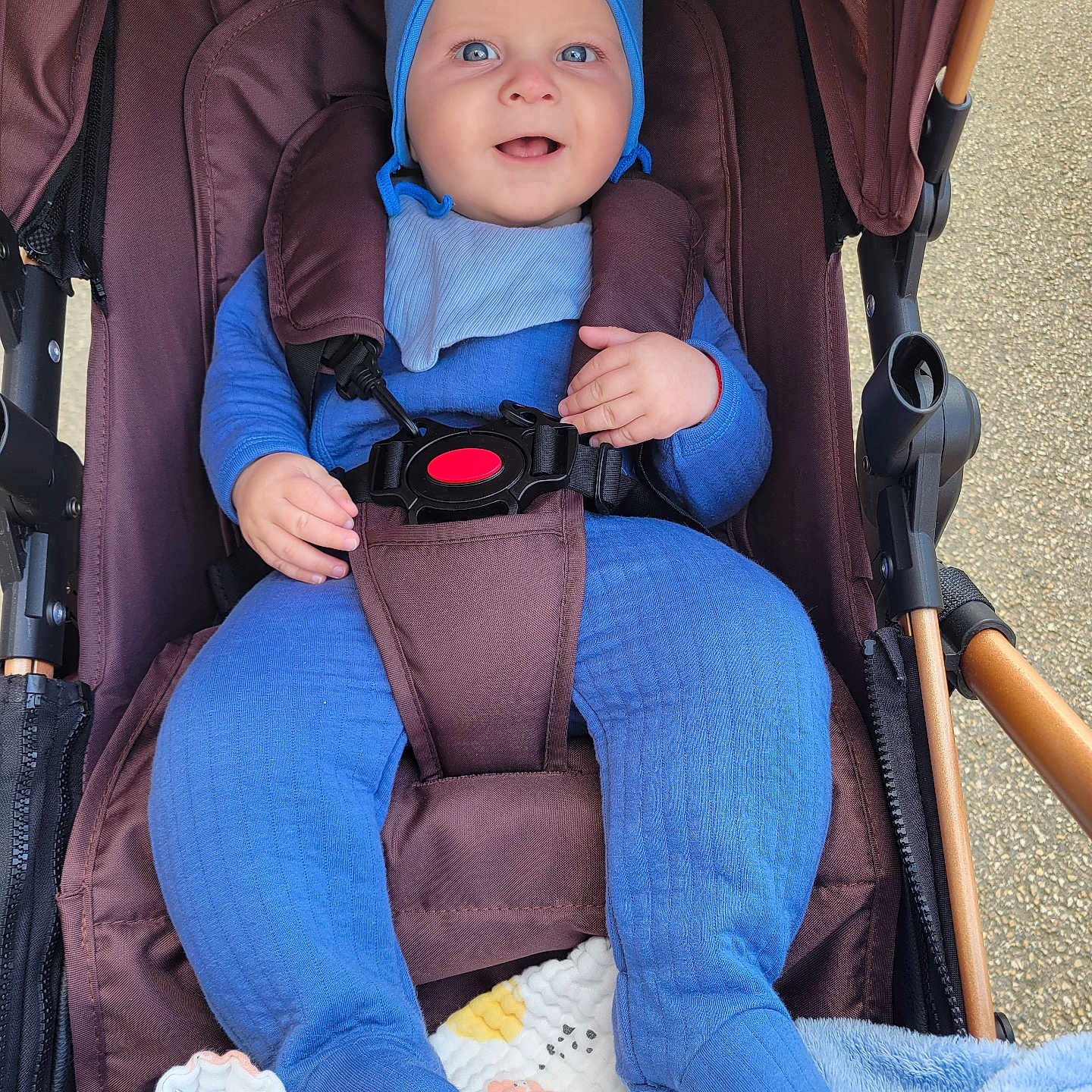 Rareș Gabriel a rejoint le concours — aidez-le/la à gagner de superbes lots ! baby, baby_bib, baby_boy, baby_feet, baby_hands, baby_seat, baby_toys, blanket, blue_clothing, blue_hat, child, cute, happy, infant, outdoor, portrait, safety_belt, smiling, stroller, warm_clothing