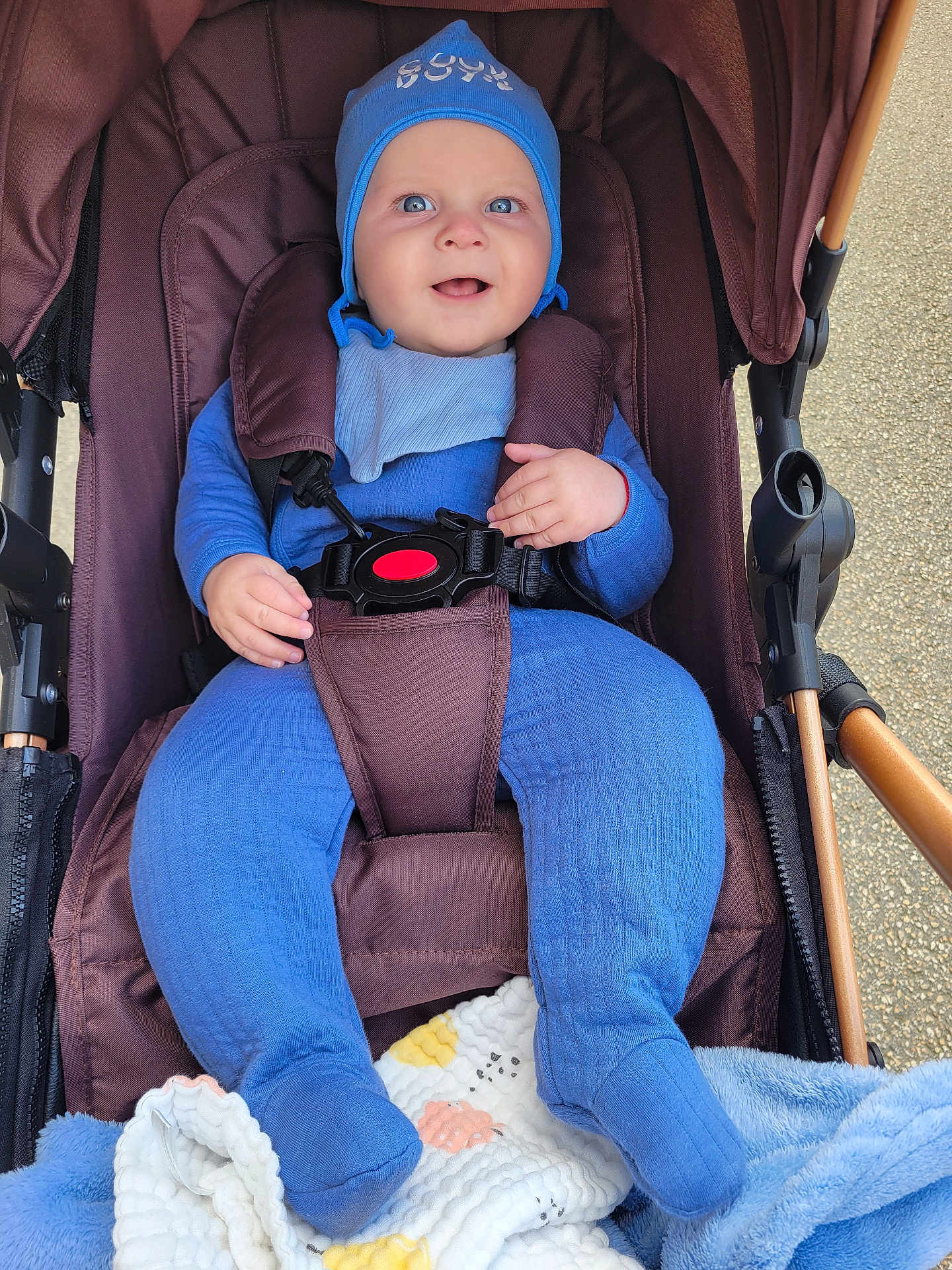 Rareș Gabriel a rejoint le concours — aidez-le/la à gagner de superbes lots ! baby, baby_bib, baby_boy, baby_feet, baby_hands, baby_seat, baby_toys, blanket, blue_clothing, blue_hat, child, cute, happy, infant, outdoor, portrait, safety_belt, smiling, stroller, warm_clothing