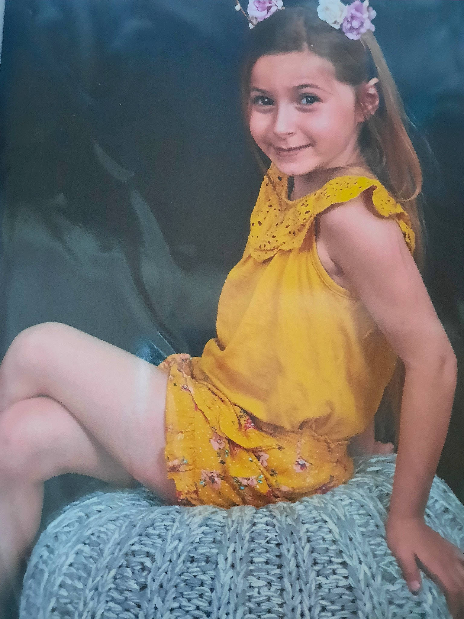 Loona participe au concours pour gagner de l'argent avec cette photo : child, child_model, fashion_accessory, fawn, hair_accessory, headgear, headpiece, joy, long_hair, person, photo_shoot, photography, sitting, toddler, yellow