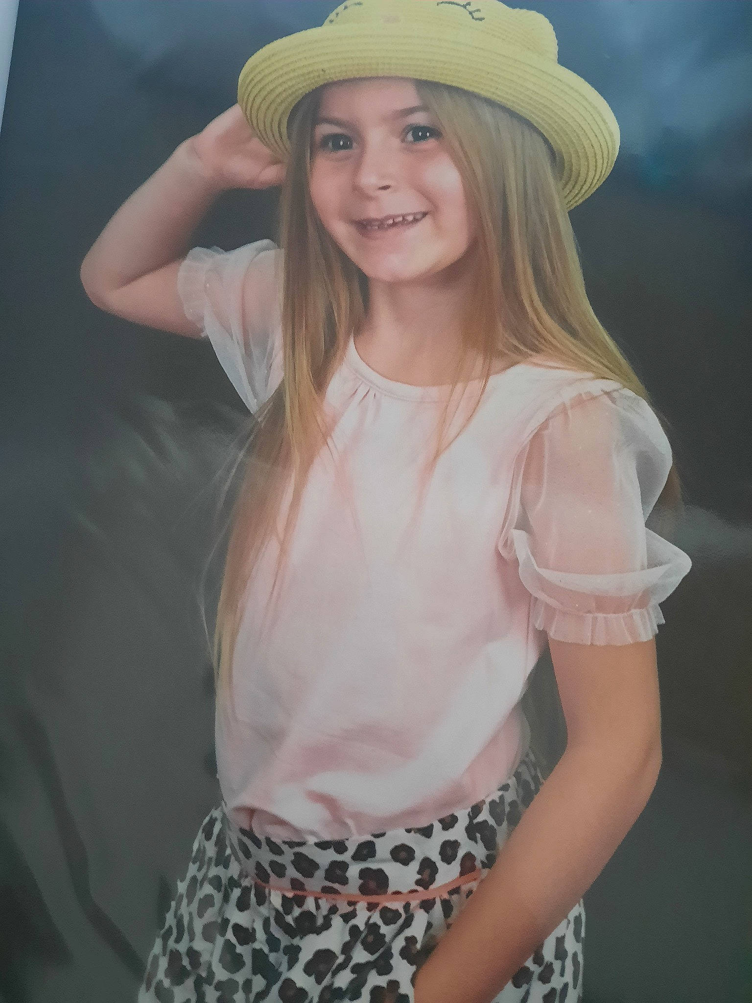 Loona a rejoint le concours — aidez-le/la à gagner de superbes lots ! beauty, blond, clothing, cool, dress, fashion, fashion_accessory, fun, hair, hat, headgear, headwear, joy, lip, long_hair, model, person, photo_shoot, photography, pink