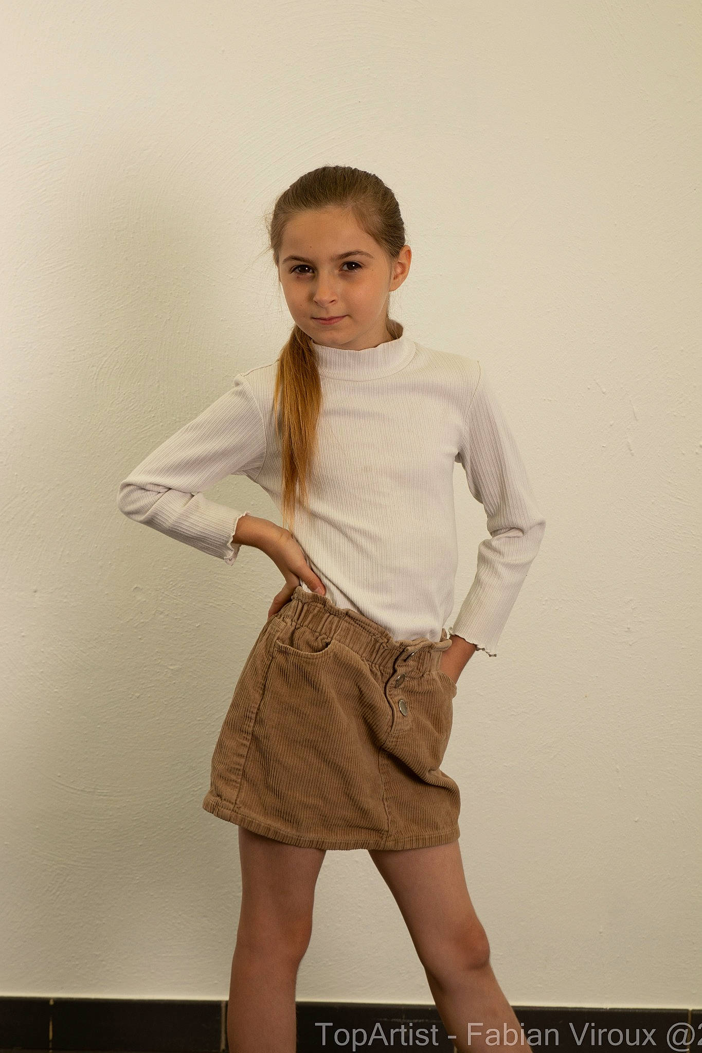 Loona participe au concours pour gagner de l'argent avec cette photo : abdomen, blond, collar, day_dress, dress_shirt, elbow, event, fashion_design, fashion_model, flash_photography, human_leg, knee, leg, neck, person, skin, sleeve, thigh, trunk, waist