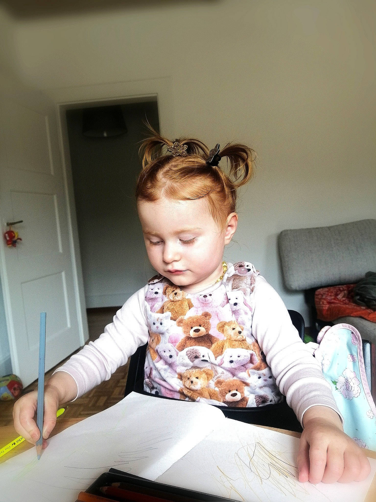 Maïleen participe au concours pour gagner de l'argent avec cette photo : baby_toddler_clothing, child, door, electronic_device, flooring, fun, gadget, magenta, office_equipment, office_supplies, person, portrait_photography, room, sitting, sleeve, t_shirt, tablet_computer, toddler, writing, writing_implement