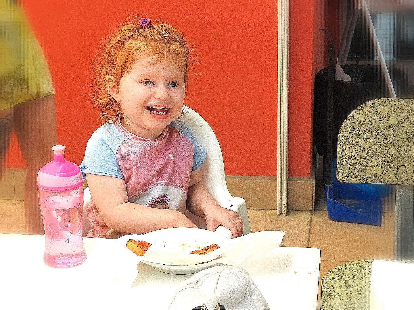 Maïleen participe au concours pour gagner de l'argent avec cette photo : baby, bottle, breakfast, child, comfort_food, drinkware, food, food_craving, fun, happy, joy, party, person, plastic_bottle, plate, room, sharing, sitting, smile, table