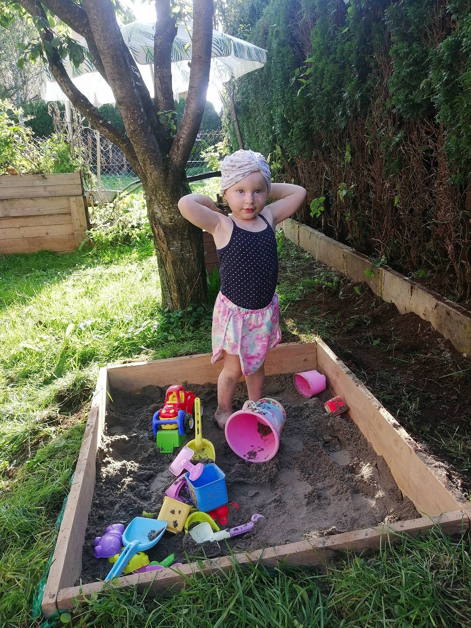 Maïleen a rejoint le concours — aidez-le/la à gagner de superbes lots ! baby, child, city, fun, garden, grass, hat, headwear, lawn, leisure, outdoor_play_equipment, people_in_nature, person, plant, recreation, shorts, sky, soil, t_shirt, toddler