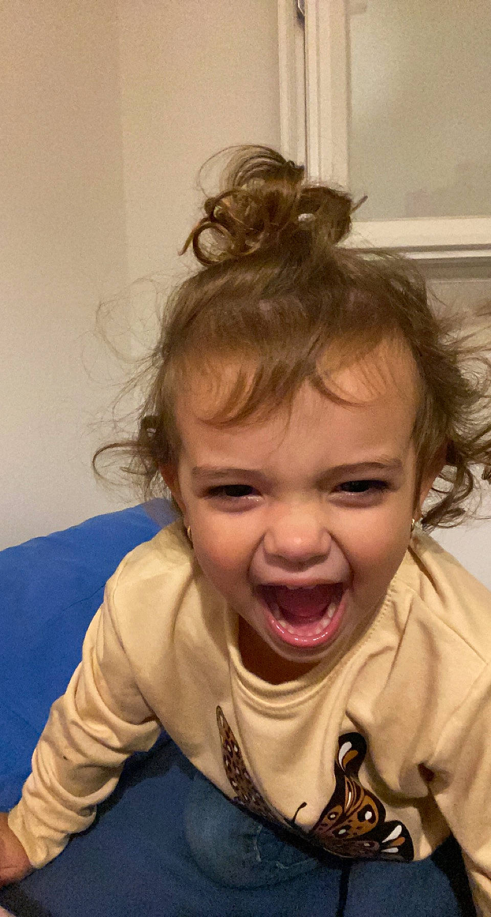 Lily a rejoint le concours — aidez-le/la à gagner de superbes lots ! arm, cheek, chin, comfort, ear, eye, eyebrow, eyelash, hair, happy, human_body, iris, jaw, lip, mouth, neck, nose, person, skin, sleeve