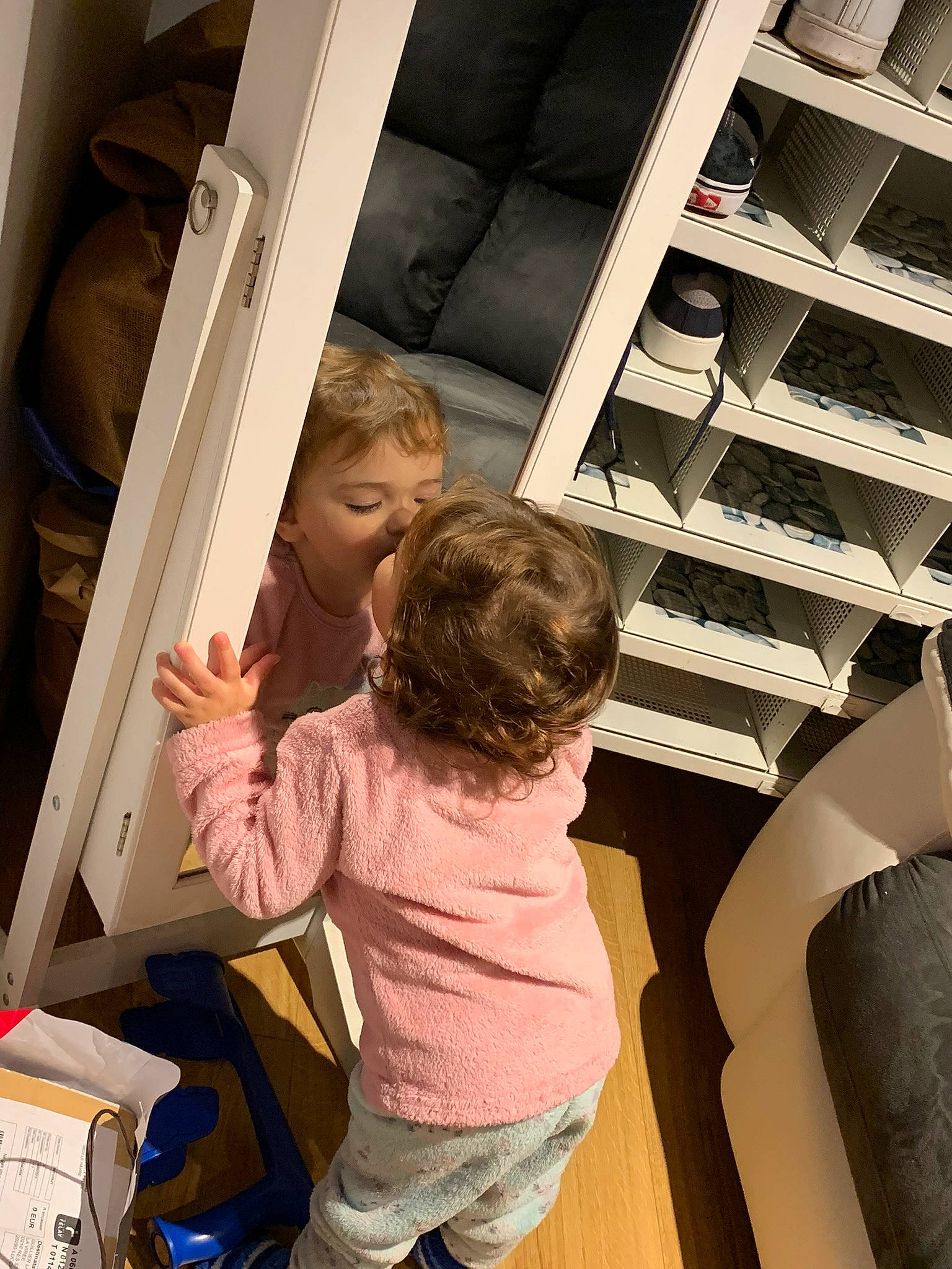 Lily participe au concours pour gagner de l'argent avec cette photo : baby_toddler_clothing, box, child, comfort, flooring, fun, gesture, handrail, metal, organ, person, room, shelving, shipping_box, sitting, t_shirt, toddler, vehicle_door, wood