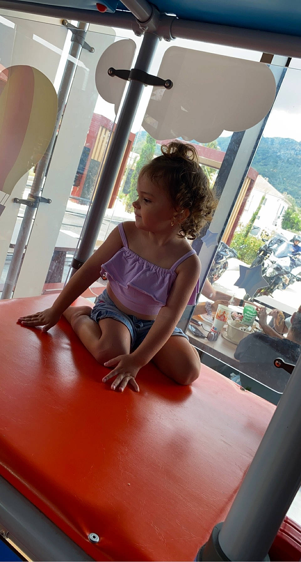 Lily participe au concours pour gagner de l'argent avec cette photo : automotive_exterior, bumper, child, chute, flooring, fun, glass, human_leg, leisure, magenta, motor_vehicle, person, recreation, sitting, sky, thigh, toddler, vacation, vehicle_door, window