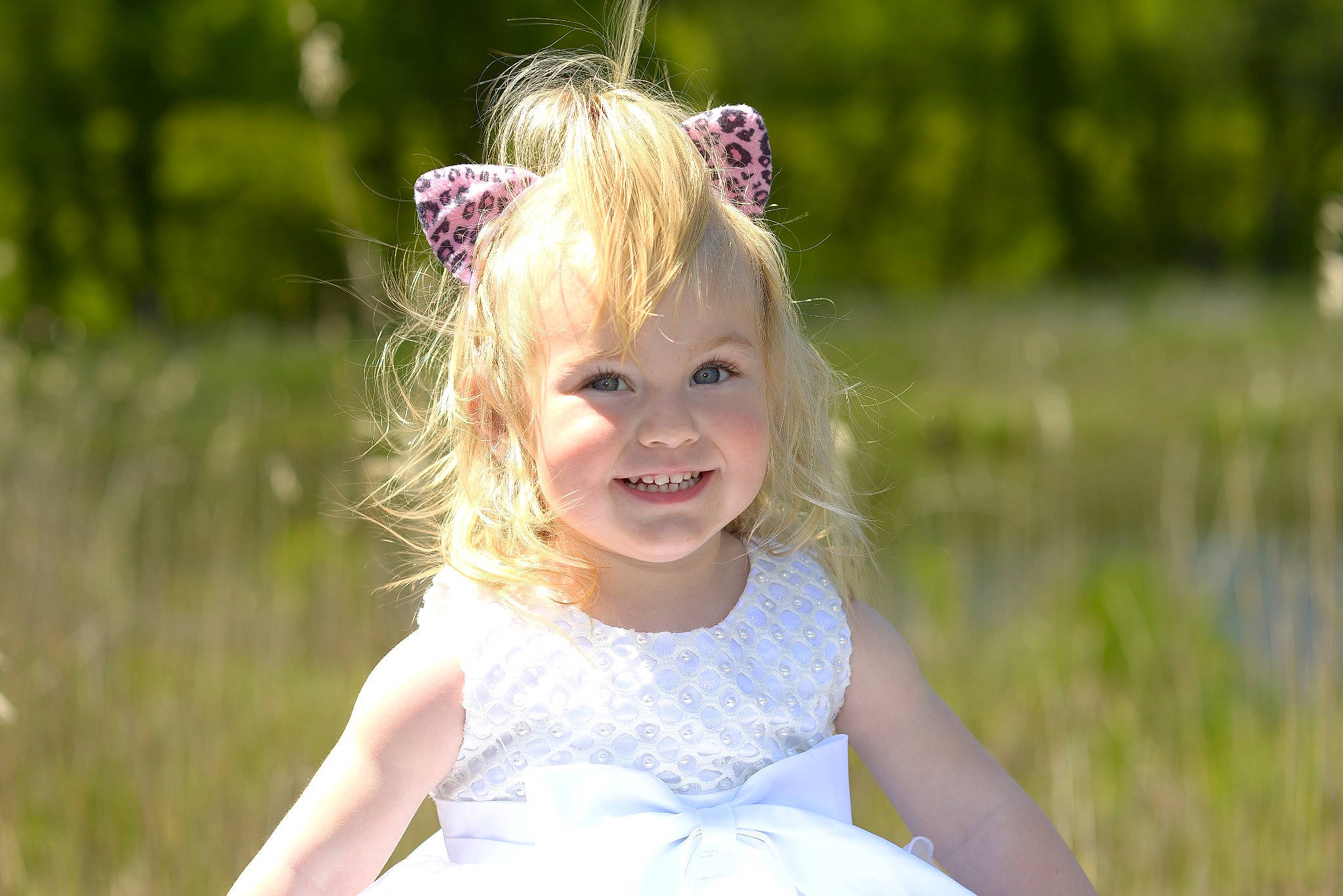 Inaya a rejoint le concours — aidez-le/la à gagner de superbes lots ! dress, eye, face, flash_photography, fun, grass, hair, happy, head, headpiece, iris, joy, people_in_nature, person, pink, plant, skin, smile, sunlight, toddler