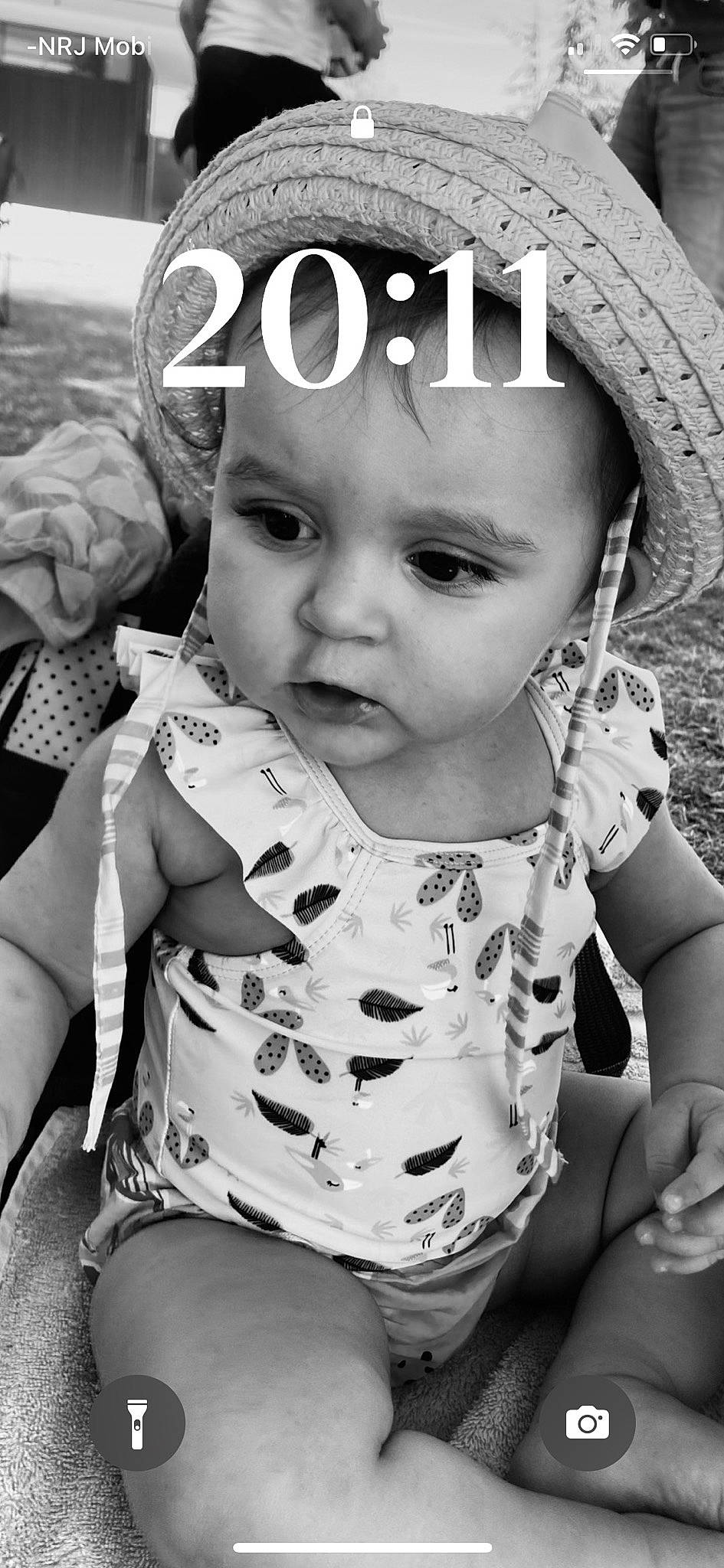 Jennah a rejoint le concours — aidez-le/la à gagner de superbes lots ! baby, baby_toddler_clothing, black, black_and_white, cheek, face, facial_expression, gesture, hairstyle, happy, head, iris, lip, mouth, person, photograph, product, skin, sleeve, style