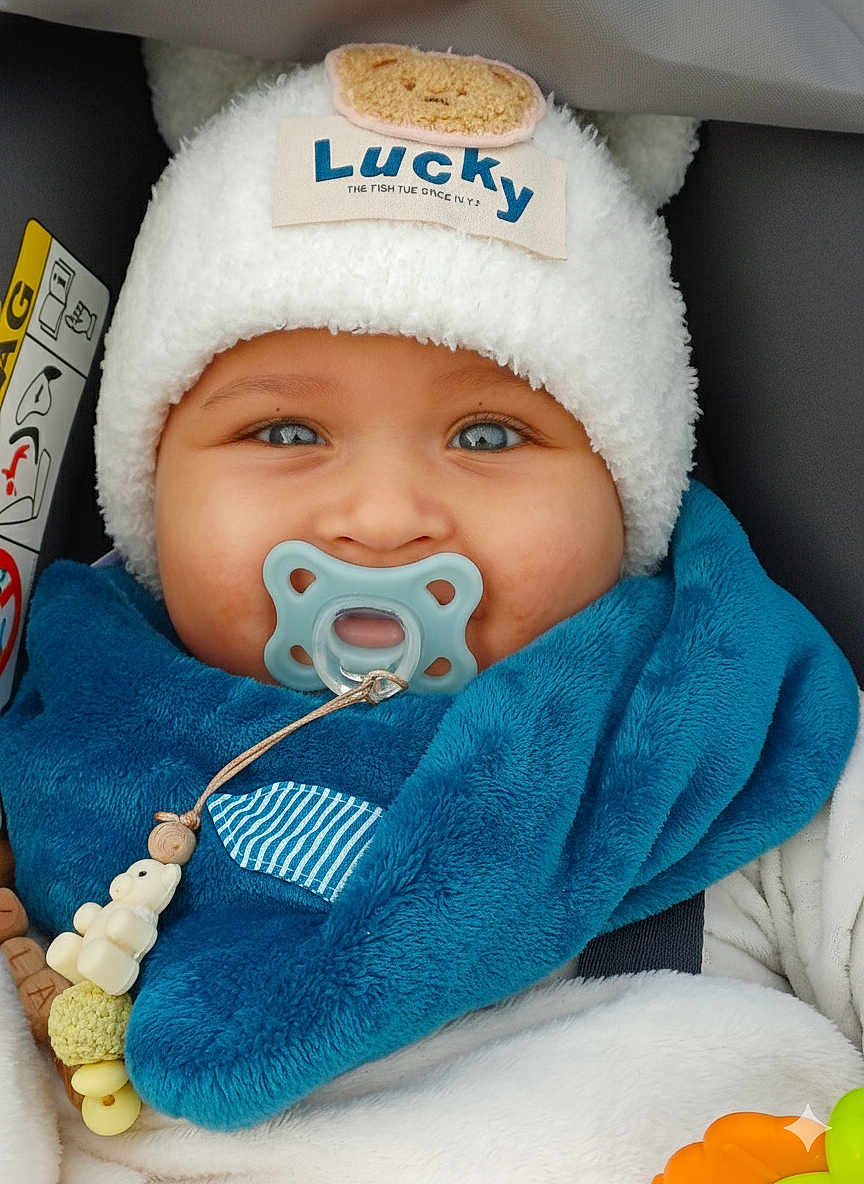 Mylann a rejoint le concours — aidez-le/la à gagner de superbes lots ! baby, pacifier, hat, blue_eyes, scarf, car_seat, toy, beads, warm_clothing, closeup, child, cute, smiling_eyes, infant, winter_wear, plush, accessory, face, portrait, bundle