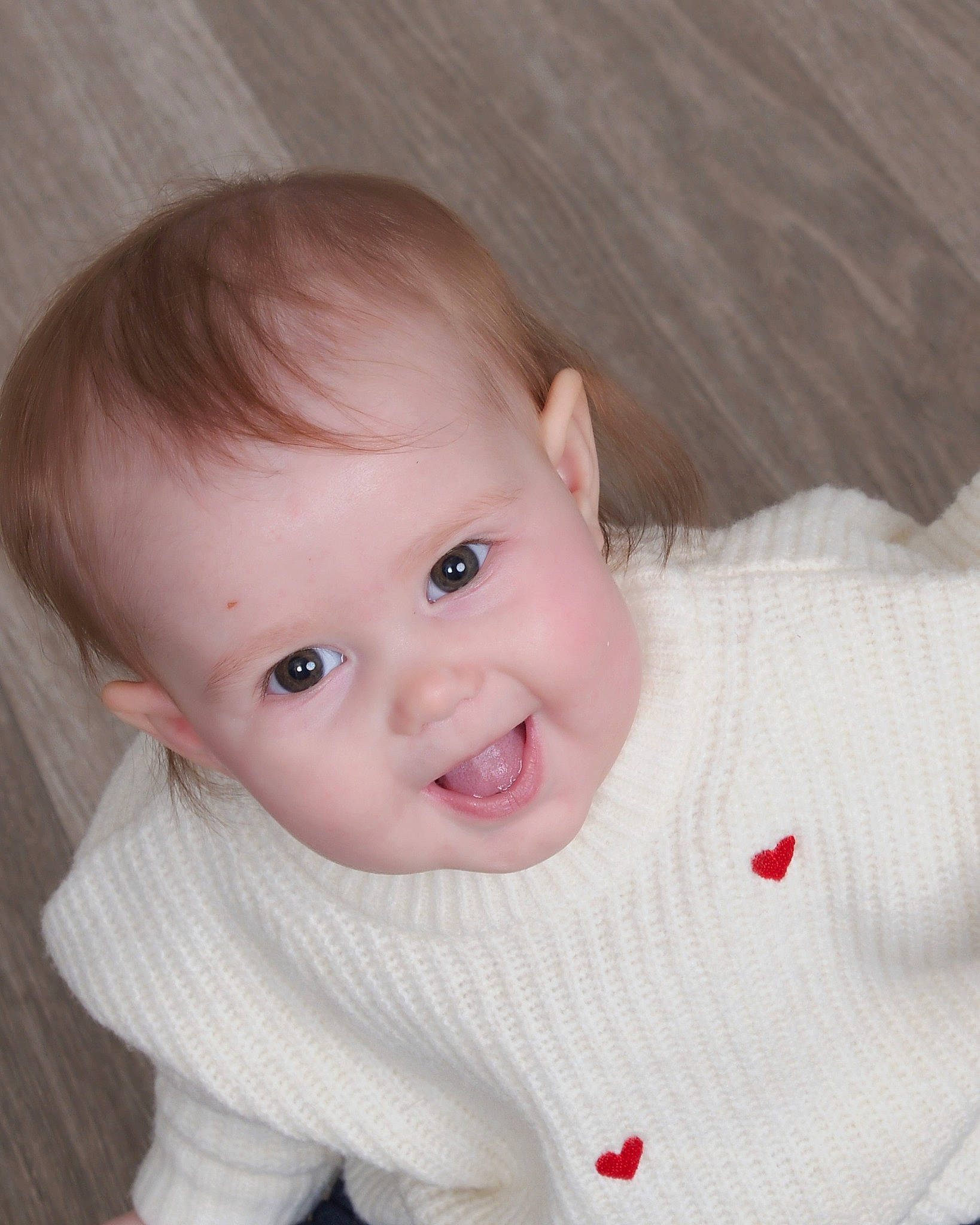 Maya is registered to the contest to win money with this photo: baby, baby_toddler_clothing, blond, cheek, collar, comfort, eye, eyebrow, eyelash, happy, human_body, iris, joy, lip, neck, nose, person, skin, sleeve, smile