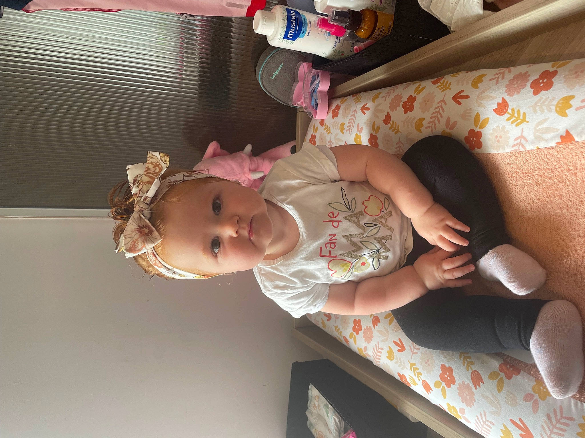 Rosella a rejoint le concours — aidez-le/la à gagner de superbes lots ! baby, baby_products, baby_toddler_clothing, child, comfort, finger, hat, person, pink, room, smile, sock, toddler