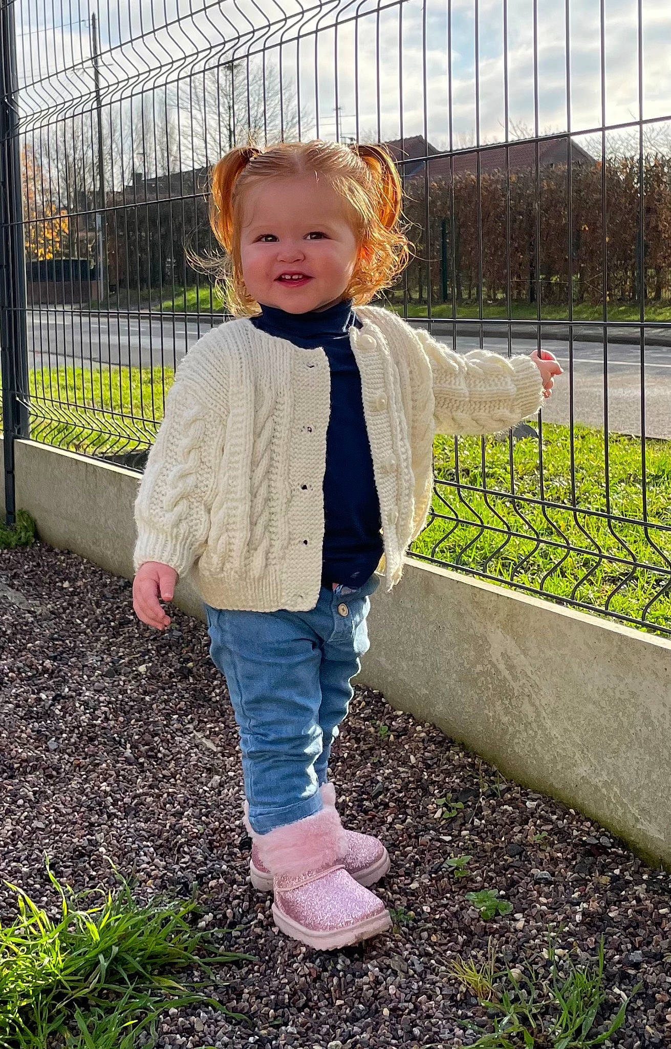 Rosella participe au concours pour gagner de l'argent avec cette photo : baby_toddler_clothing, blond, child, cloud, denim, eye, fence, fun, grass, happy, leisure, pattern, people_in_nature, person, plant, public_space, sky, sleeve, smile, toddler