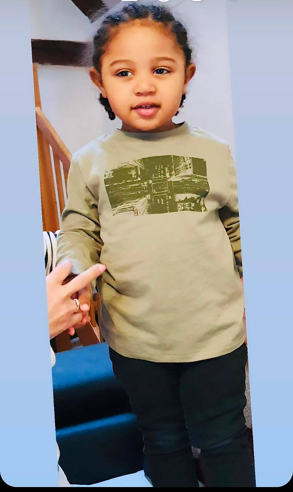 Kylian participe au concours pour gagner de l'argent avec cette photo : arm, blue, clothing, electronic_device, eye, face, finger, fun, green, hair, hairstyle, head, human, people, person, product, room, skin, sweater, vertebrate