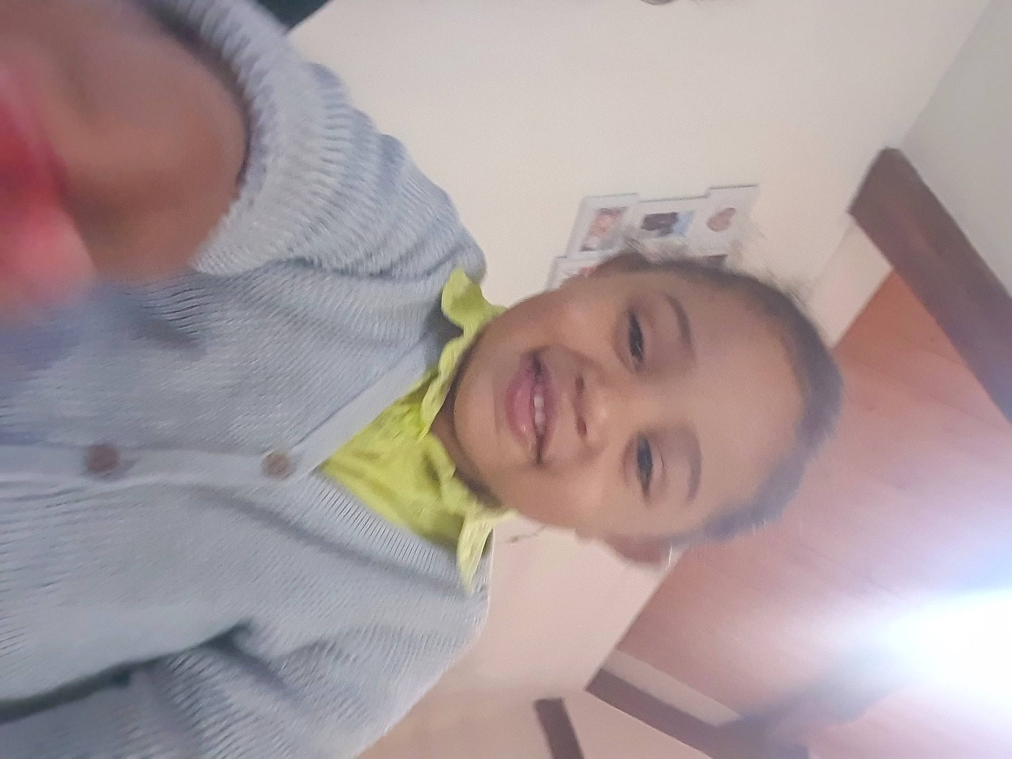 Kylian a rejoint le concours — aidez-le/la à gagner de superbes lots ! arm, baby_products, cheek, chin, comfort, eye, finger, fun, green, hairstyle, head, human, human_body, joy, lip, people, person, product, room, skin