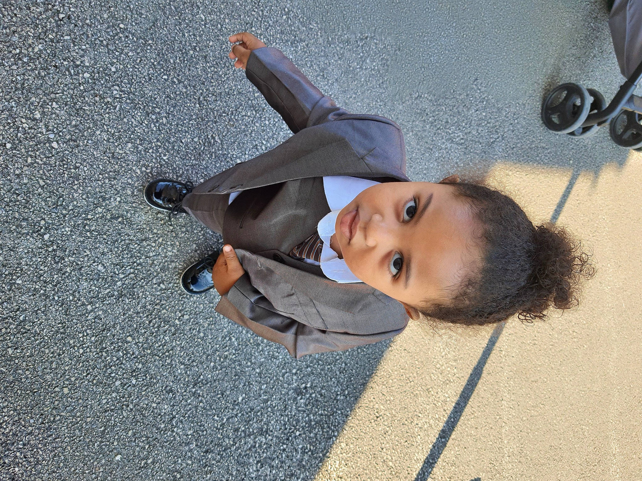 Kylian participe au concours pour gagner de l'argent avec cette photo : automotive_wheel_system, blue, eye, finger, floor, fun, hairstyle, head, human, jacket, natural_environment, people, person, product, recreation, road, road_surface, sand, vertebrate, wood