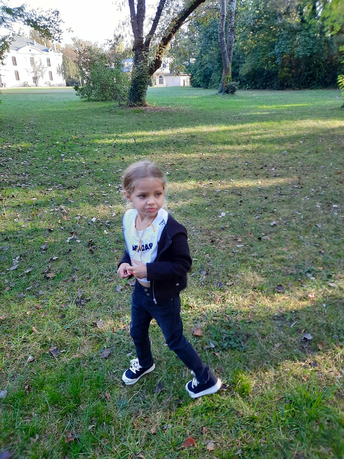 Roberta a rejoint le concours — aidez-le/la à gagner de superbes lots ! child, garden, grass, grass_family, grassland, groundcover, happy, lawn, leaf, leisure, meadow, people_in_nature, person, plant, recreation, shrub, smile, soil, toddler, tree