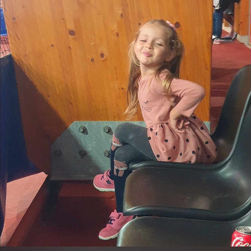 Roberta participe au concours pour gagner de l'argent avec cette photo : brown_hair, child, comfort, flooring, fun, hardwood, human_leg, leisure, long_hair, magenta, play, recreation, room, sitting, smile, thigh, toddler, vacation, wood