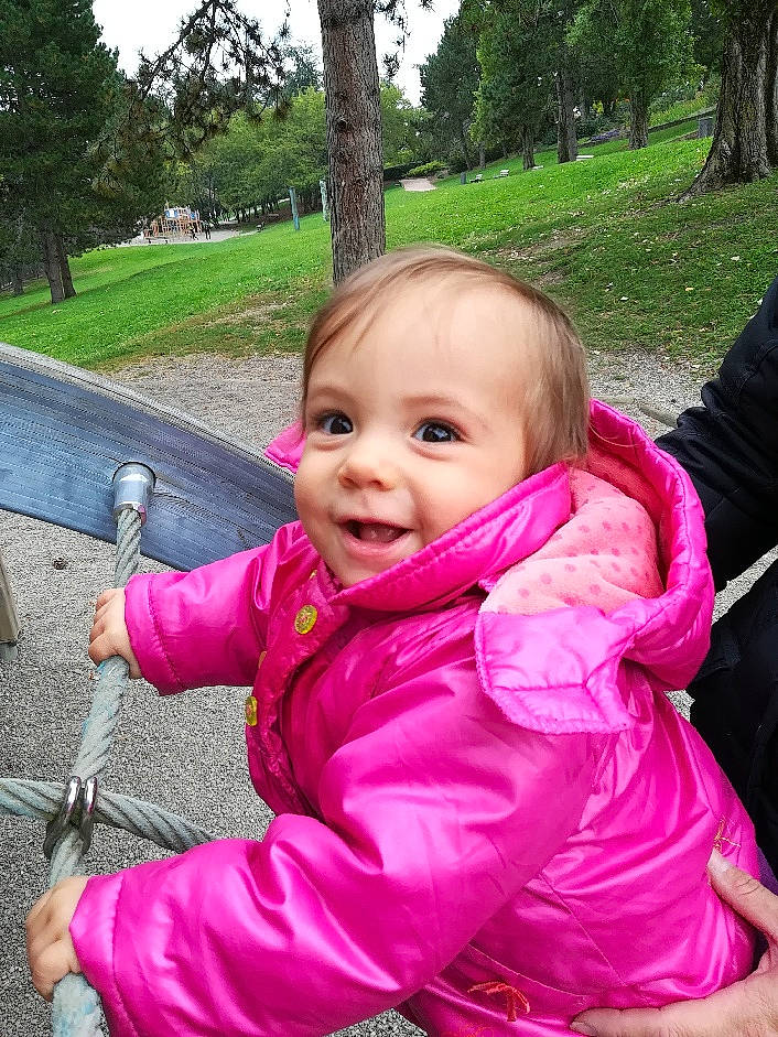 Keyssi a rejoint le concours — aidez-le/la à gagner de superbes lots ! baby, baby_toddler_clothing, botany, cheek, facial_expression, fun, grass, green, happy, leaf, leisure, magenta, person, pink, plant, recreation, sitting, skin, smile, toddler