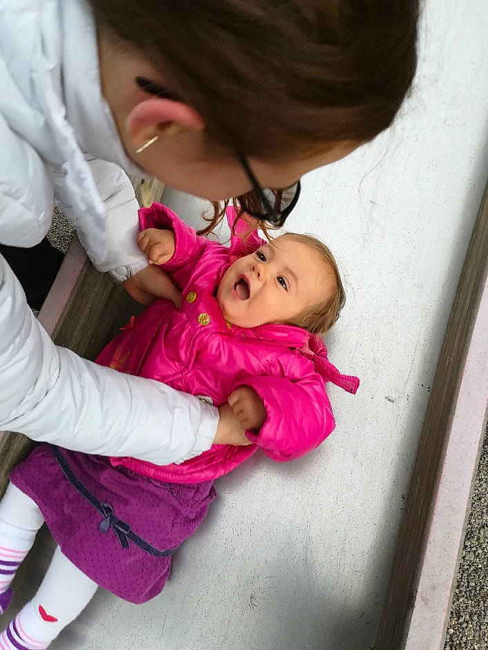 Keyssi a rejoint le concours — aidez-le/la à gagner de superbes lots ! baby, baby_toddler_clothing, cheek, child, eyelash, fun, hair, happy, lip, magenta, mouth, nose, person, pink, play, purple, sitting, skin, sock, toddler