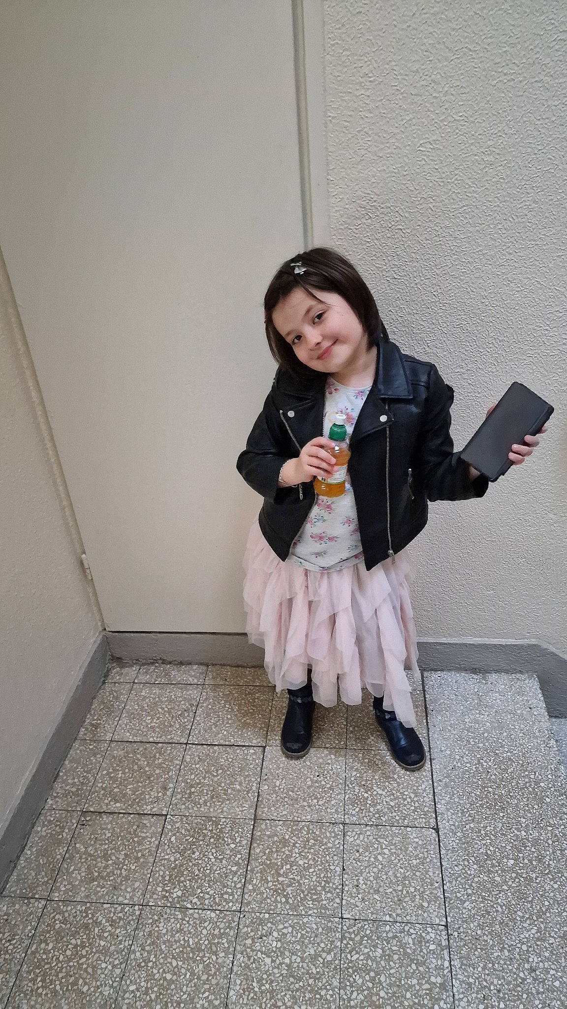 Lylween participe au concours pour gagner de l'argent avec cette photo : bag, boot, fashion_design, flooring, fur, glove, human_leg, jacket, joy, knee, outerwear, overcoat, pattern, person, sitting, sleeve, smile, standing, thigh, toddler