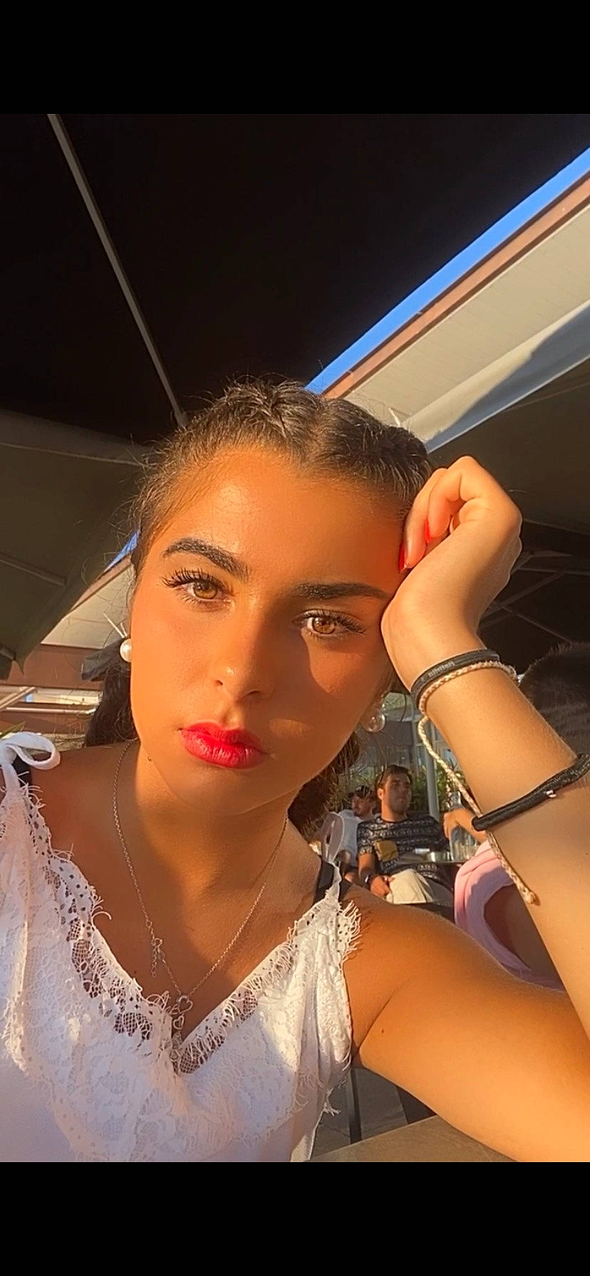 Carla a rejoint le concours — aidez-le/la à gagner de superbes lots ! arm, beauty, black_hair, brown_hair, cheek, chin, eyebrow, eyelash, face, fawn, forehead, hair, hairstyle, lip, long_hair, mouth, neck, nose, person, photography