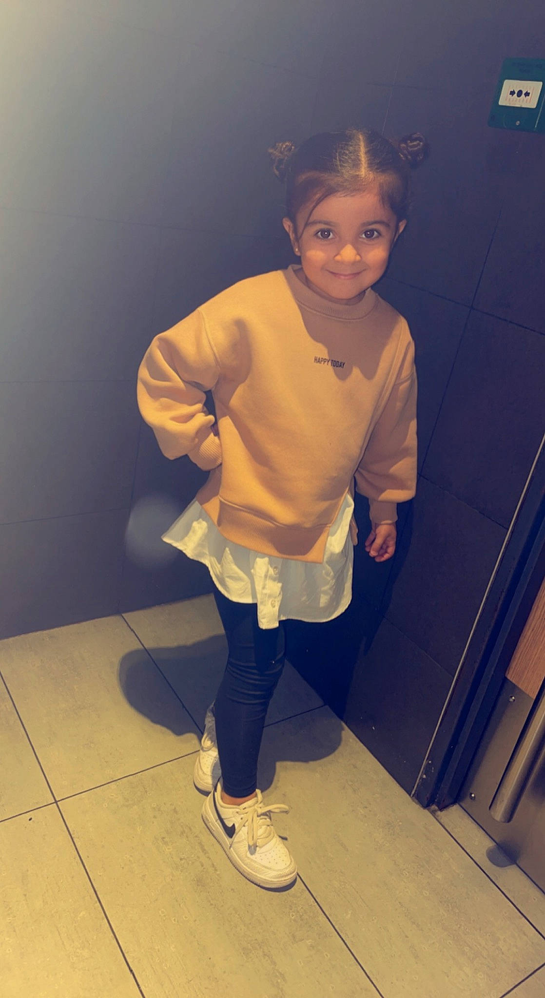 Mélina participe au concours pour gagner de l'argent avec cette photo : arm, electric_blue, eyewear, face, fashion_design, happy, human_body, human_leg, joy, knee, leg, long_hair, person, shorts, shoulder, sleeve, smile, sneakers, sportswear, t_shirt