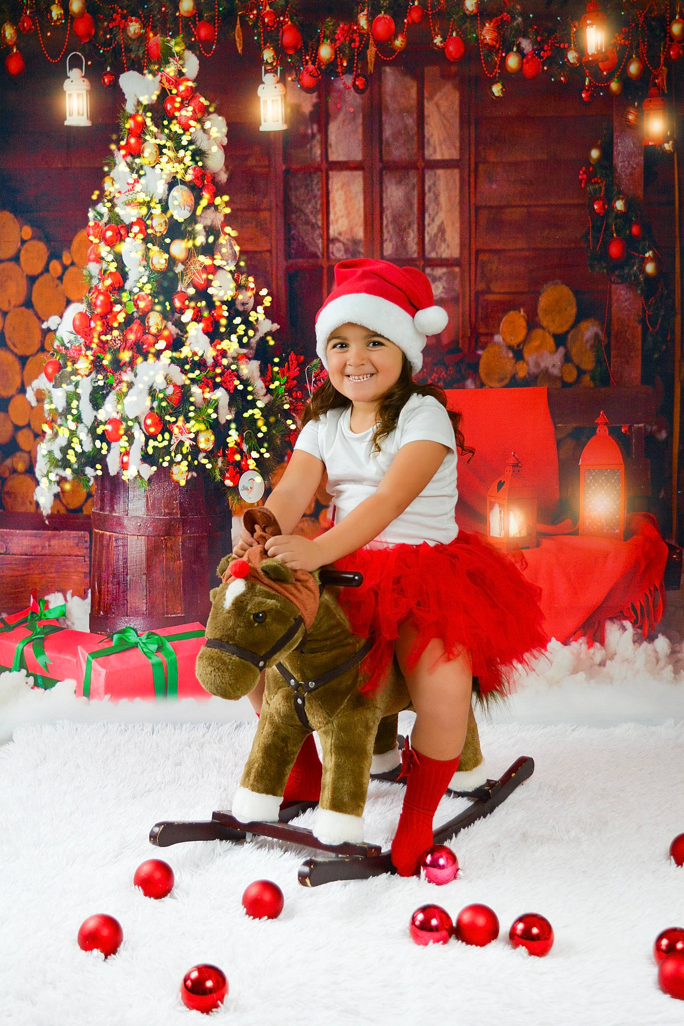 Mélina a rejoint le concours — aidez-le/la à gagner de superbes lots ! christmas, christmas_decoration, christmas_ornament, christmas_tree, event, fun, happy, hat, headwear, holiday, joy, leisure, person, photograph, plant, recreation, red, smile, snapshot, snow