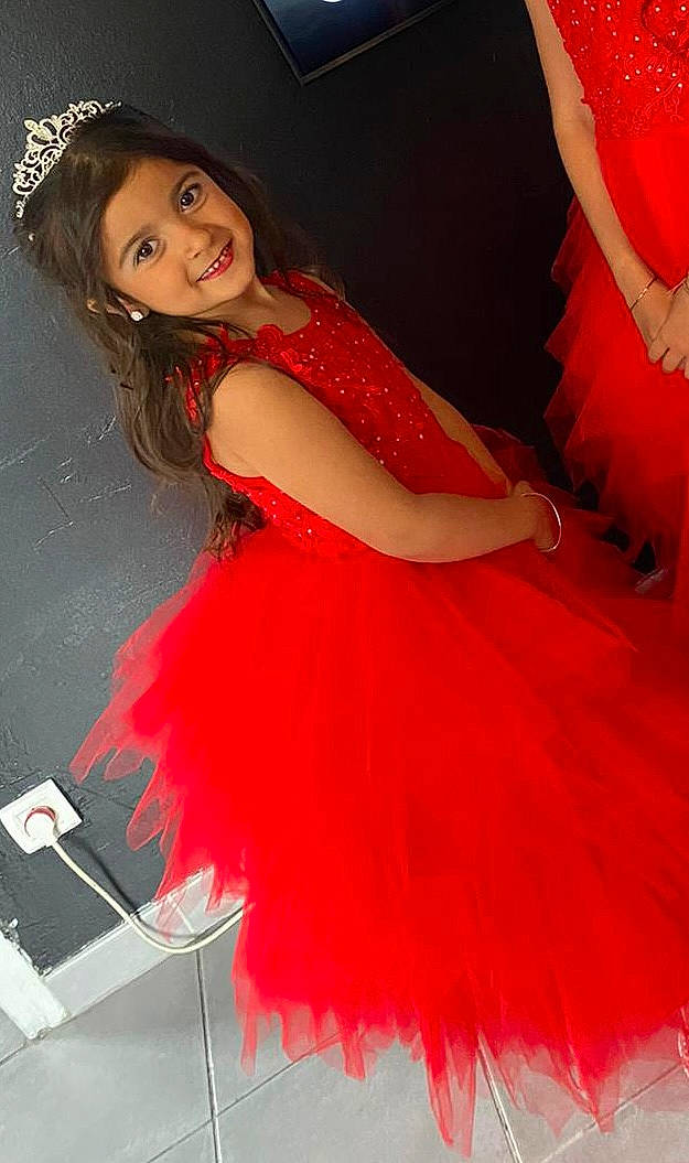 Mélina participe au concours pour gagner de l'argent avec cette photo : black_hair, day_dress, dress, entertainment, fashion_design, flash_photography, formal_wear, hair, hairstyle, happy, joy, magenta, muscle, performing_arts, person, pink, red, shoulder, smile, thigh