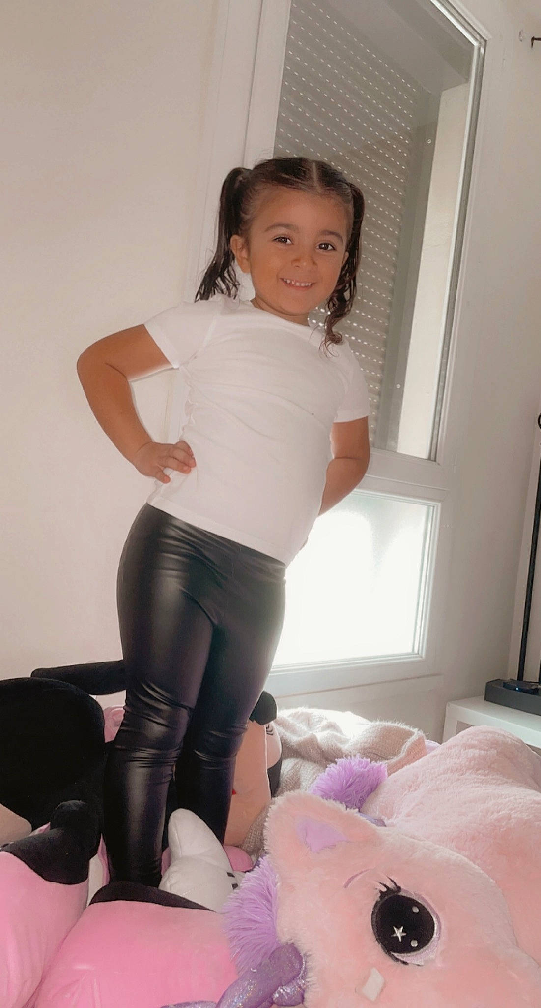 Mélina a rejoint le concours — aidez-le/la à gagner de superbes lots ! black_hair, comfort, elbow, finger, flash_photography, joint, joy, knee, leg, muscle, neck, person, pink, shoulder, sleeve, smile, spandex, sportswear, textile, thigh