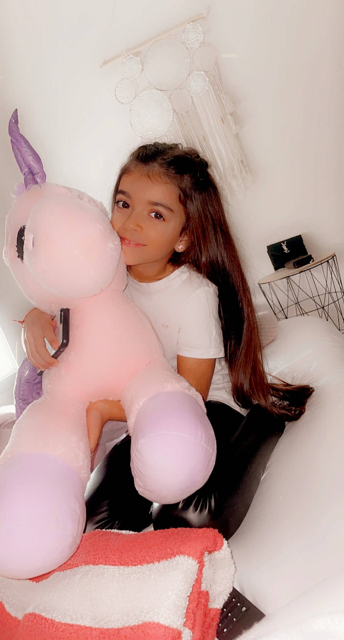 Léanna a rejoint le concours — aidez-le/la à gagner de superbes lots ! abdomen, arm, chest, comfort, design, event, flash_photography, fun, happy, human_body, human_leg, joy, knee, magenta, neck, person, skin, stuffed_toy, thigh, toy