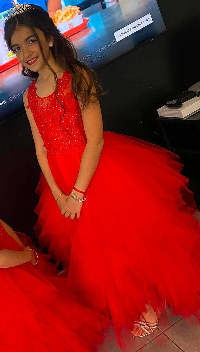 Léanna participe au concours pour gagner de l'argent avec cette photo : abdomen, automotive_design, black_hair, entertainment, event, fashion_design, fashion_model, flooring, formal_wear, fun, hairstyle, human_leg, jewellery, joy, long_hair, magenta, person, shoulder, smile, thigh