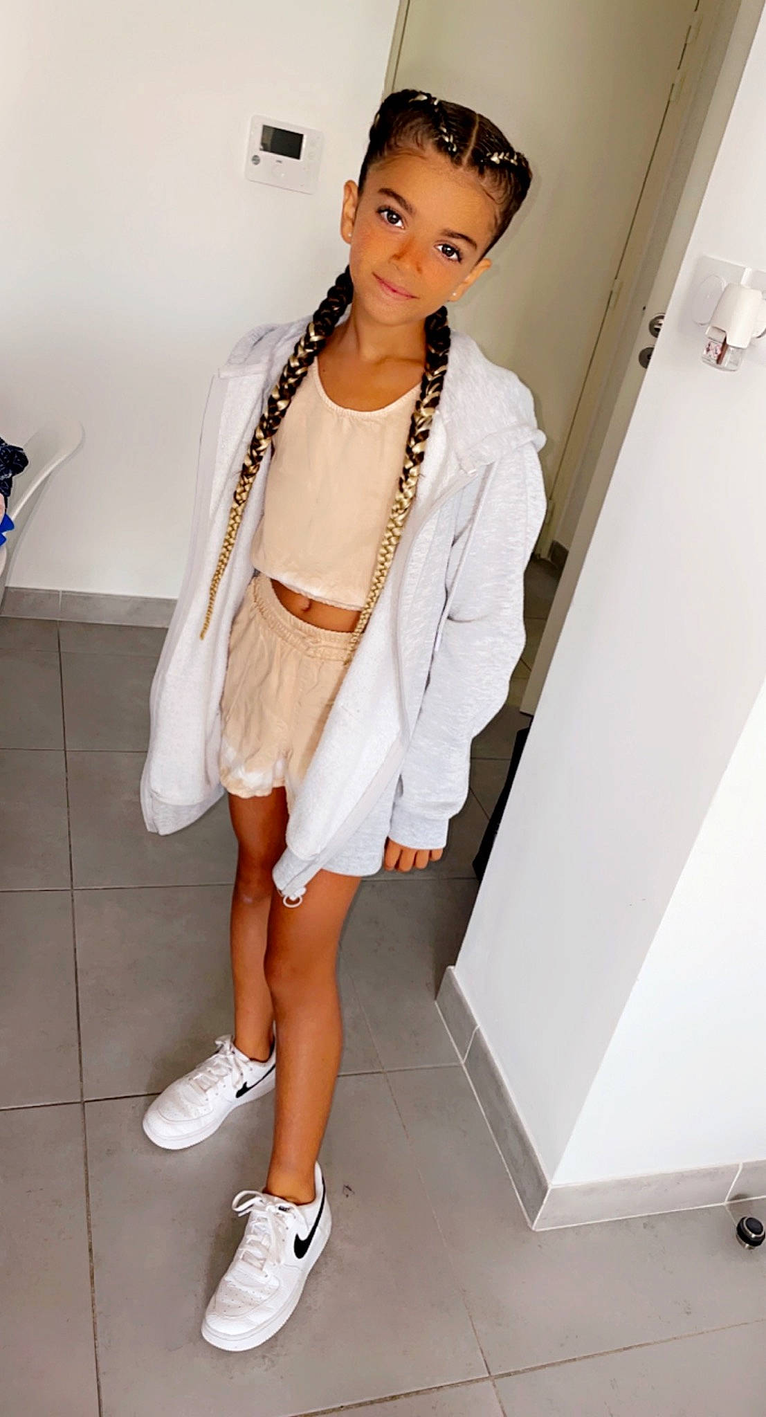 Léanna participe au concours pour gagner de l'argent avec cette photo : black_hair, blazer, collar, eyewear, fashion_design, fashion_model, footwear, hat, joint, knee, neck, person, shoe, skin, sleeve, smile, street_fashion, sunglasses, thigh, waist
