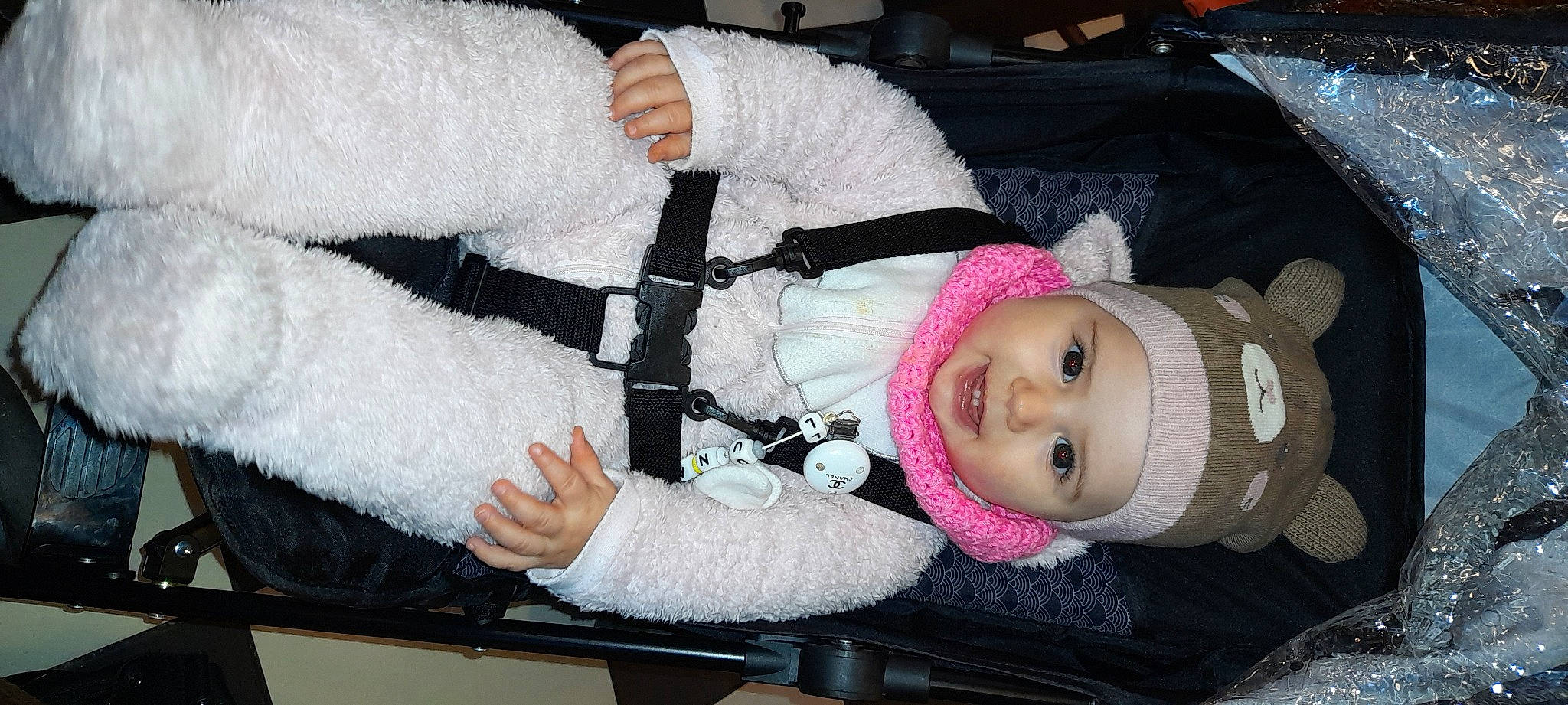 Luna a rejoint le concours — aidez-le/la à gagner de superbes lots ! auto_part, baby, baby_carriage, baby_products, baby_toddler_clothing, beanie, car_seat, child, comfort, fur, headwear, outerwear, person, smile, toddler, white, winter, wrist