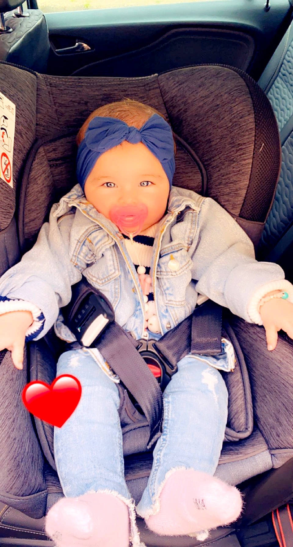 Djyl a rejoint le concours — aidez-le/la à gagner de superbes lots ! baby, baby_carriage, baby_in_car_seat, baby_toddler_clothing, blue, car_seat, carmine, child, comfort, electric_blue, finger, fun, headwear, lap, person, purple, sitting, smile, textile, toddler