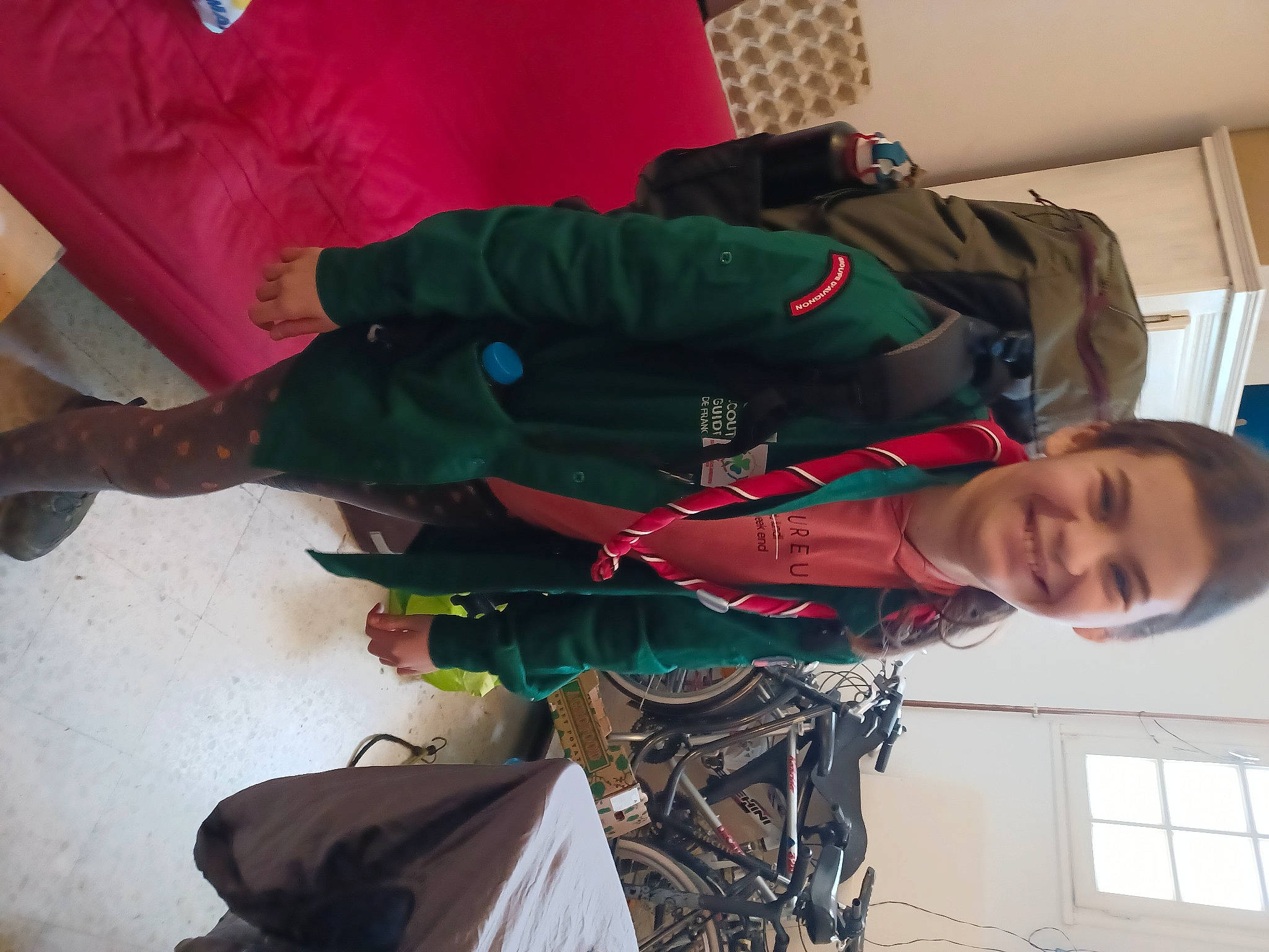 Clara participe au concours pour gagner de l'argent avec cette photo : bag, carmine, comfort, elbow, event, fun, joy, knee, lap, person, room, sleeve, smile, tree, windbreaker, window, wrist