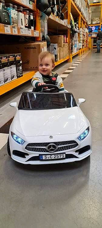 Narcisse participe au concours pour gagner de l'argent avec cette photo : automotive_design, automotive_exterior, automotive_fog_light, automotive_lighting, automotive_tire, automotive_wheel_system, bumper, car, grille, headlamp, hood, joy, motor_vehicle, person, personal_luxury_car, photograph, smile, tire, toddler, vehicle