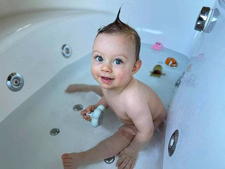 Narcisse participe au concours pour gagner de l'argent avec cette photo : baby, bathing, bathtub, cheek, chest, child, eyelash, fluid, fun, happy, human_body, joy, leisure, person, plumbing, plumbing_fixture, recreation, skin, smile, toddler