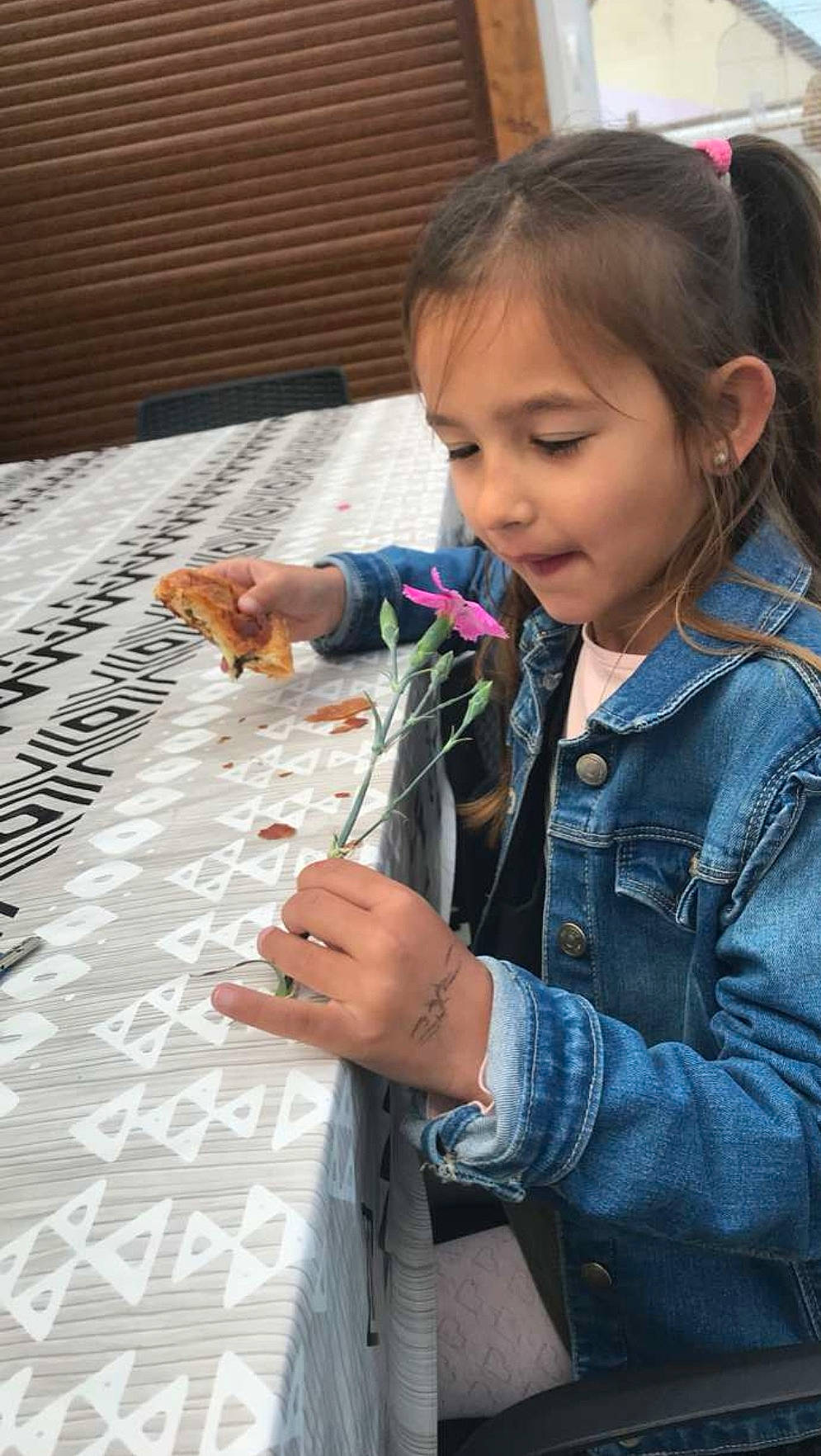 Molly participe au concours pour gagner de l'argent avec cette photo : audio_equipment, child, denim, event, flooring, floral_design, floristry, flower, flower_arranging, hand, human, jewellery, nail, people, person, petal, plant, skin, toddler, wood