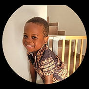 Kayden participe au concours pour gagner de l'argent avec cette photo : background, boy, casual, child, face, happy, home, indoor, leaning, patterned_clothing, person, photography, portrait, railing, short_hair, smiling, stairs, vignette, wall, young