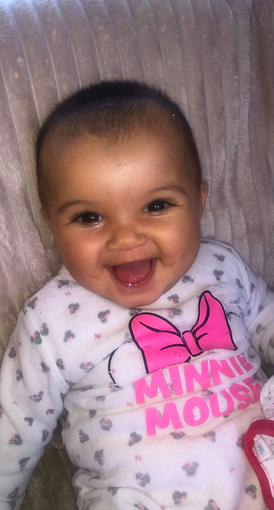 Lorenza a rejoint le concours — aidez-le/la à gagner de superbes lots ! arm, baby_toddler_clothing, cheek, chin, clothing, eye, eyebrow, face, forehead, hairstyle, head, human_body, iris, joy, lip, mouth, neck, nose, person, skin