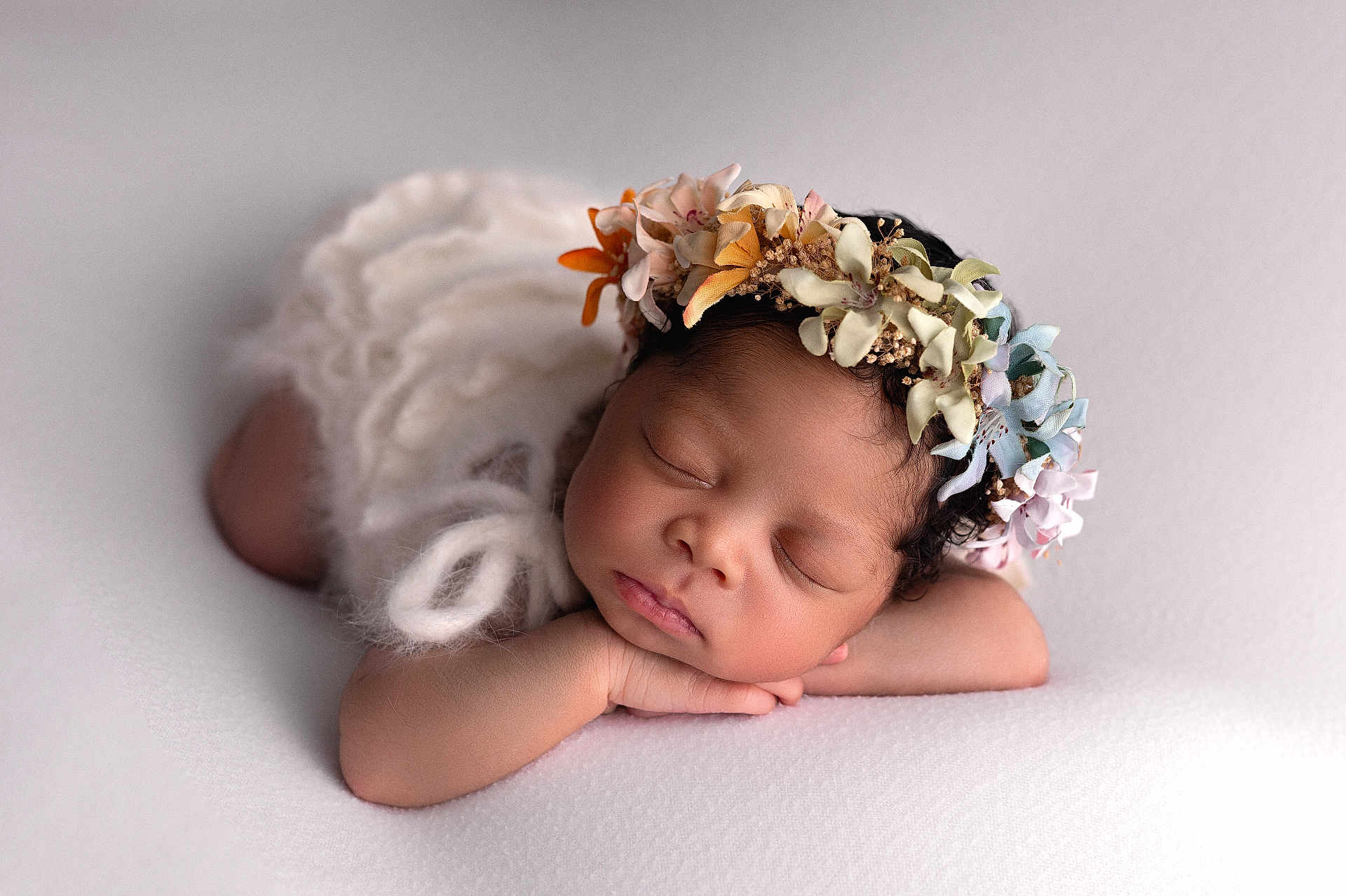 Abi participe au concours pour gagner de l'argent avec cette photo : newborn, baby, sleeping, flower_crown, white, soft_texture, infant, peaceful, portrait, cute, resting, skin, hands, head, closed_eyes, fuzzy_wrap, delicate, adorable, young_child, calm