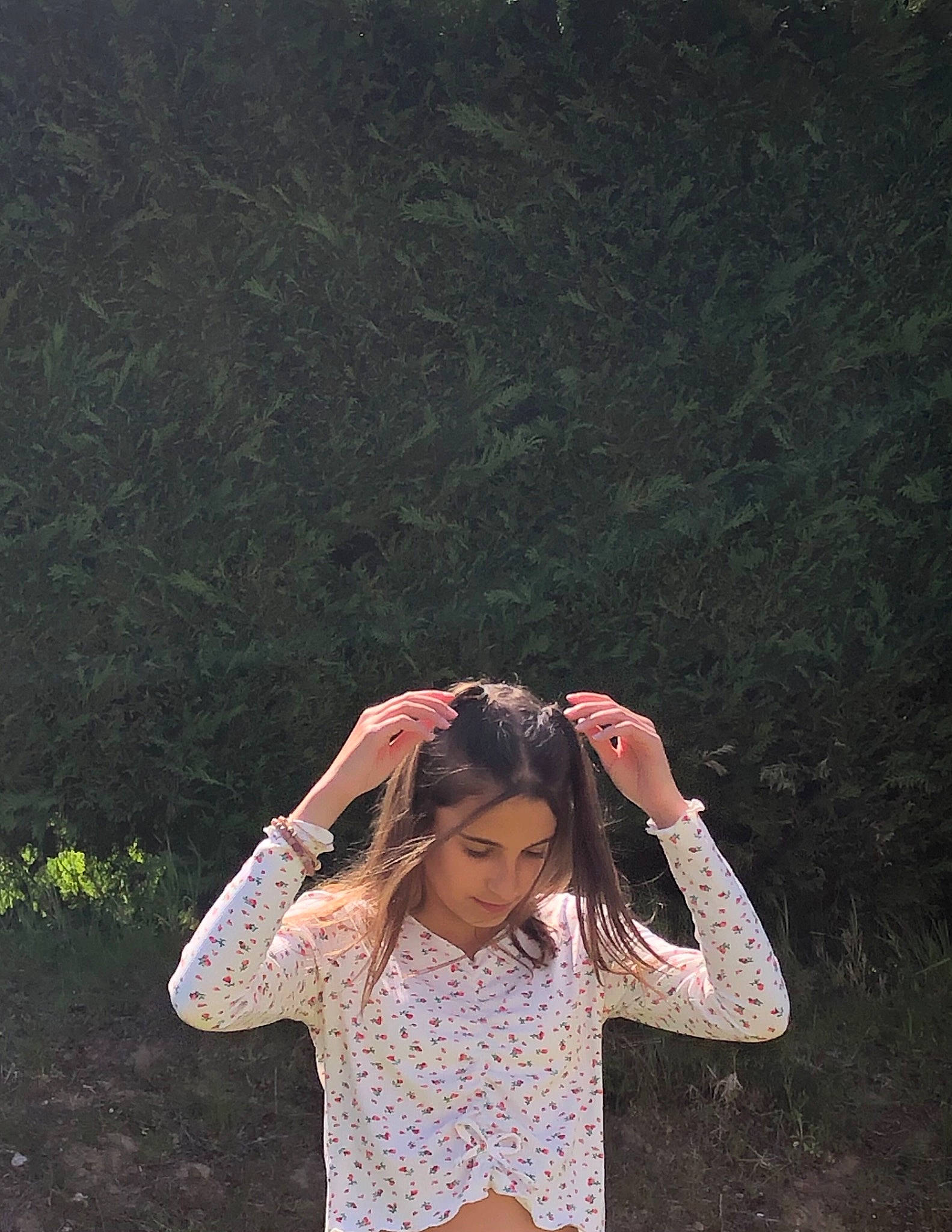 Noemy participe au concours pour gagner de l'argent avec cette photo : brown_hair, elbow, eyewear, flash_photography, fun, gesture, grass, hand, happy, human_leg, leisure, long_hair, pattern, people_in_nature, person, sitting, sleeve, soil, street_fashion, t_shirt