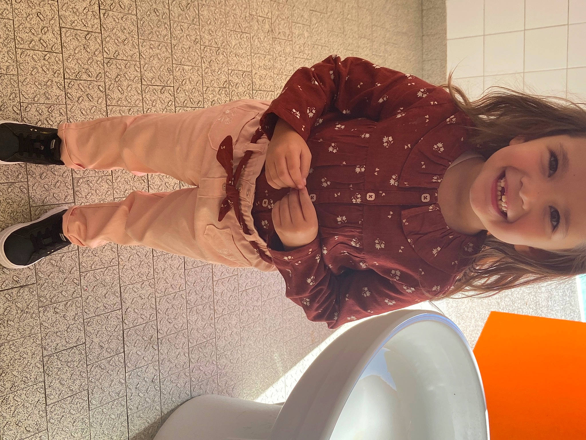 Victoria participe au concours pour gagner de l'argent avec cette photo : brown_hair, child, comfort, flooring, fun, fur, happy, headwear, human_body, human_leg, joy, knee, pattern, peach, person, pink, room, sitting, sleeve, smile