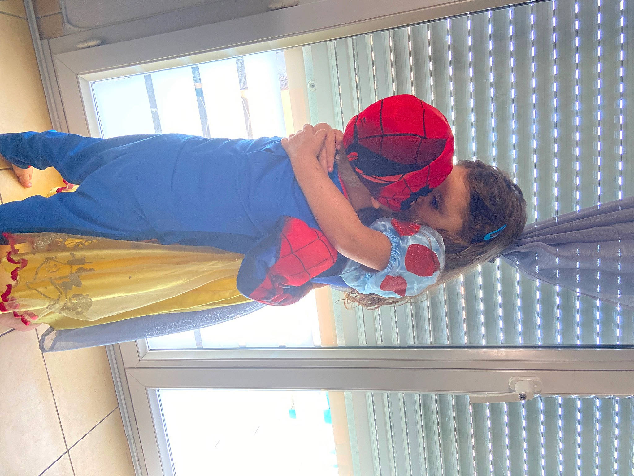 Victoria a rejoint le concours — aidez-le/la à gagner de superbes lots ! carmine, cleanliness, comfort, elbow, electric_blue, fun, knee, leisure, person, personal_protective_equipment, red, room, sleeve, window, wrist