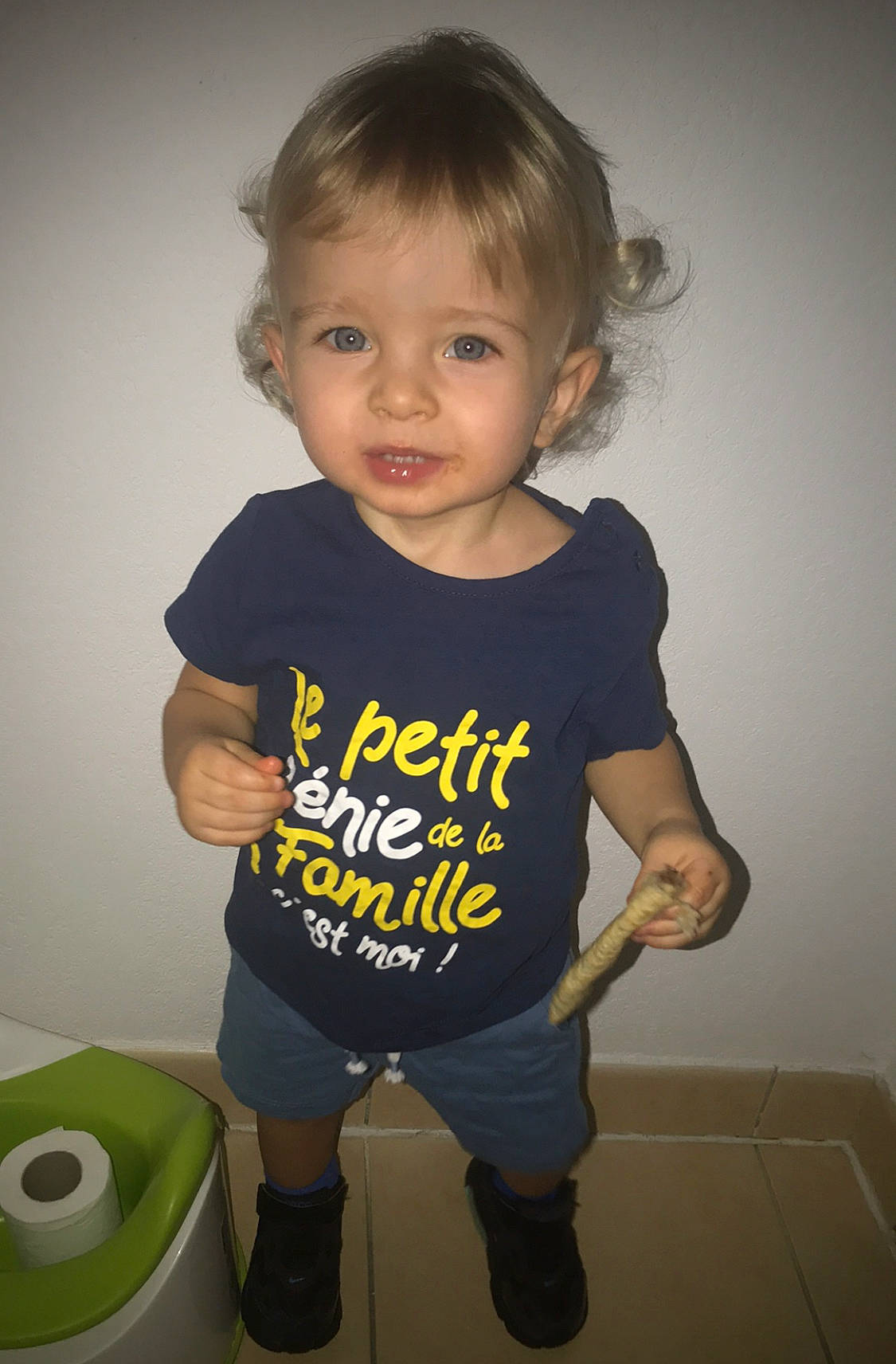 Thiago participe au concours pour gagner de l'argent avec cette photo : baby_toddler_clothing, black, cheek, child, elbow, face, flooring, fun, hair, hairstyle, happy, person, shorts, sleeve, smile, t_shirt, thigh, toddler, toilet, toilet_seat