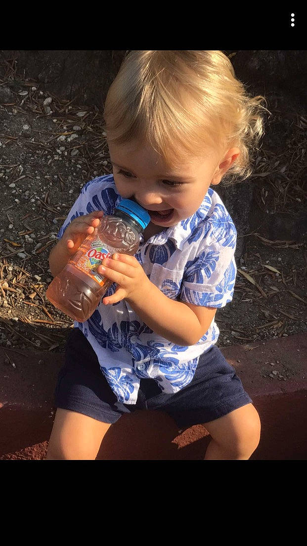 Thiago participe au concours pour gagner de l'argent avec cette photo : baby_toddler_clothing, child, cool, electric_blue, flash_photography, fun, grass, hairstyle, happy, human_leg, leisure, mouth, people_in_nature, person, plant, shorts, standing, t_shirt, thigh, toddler