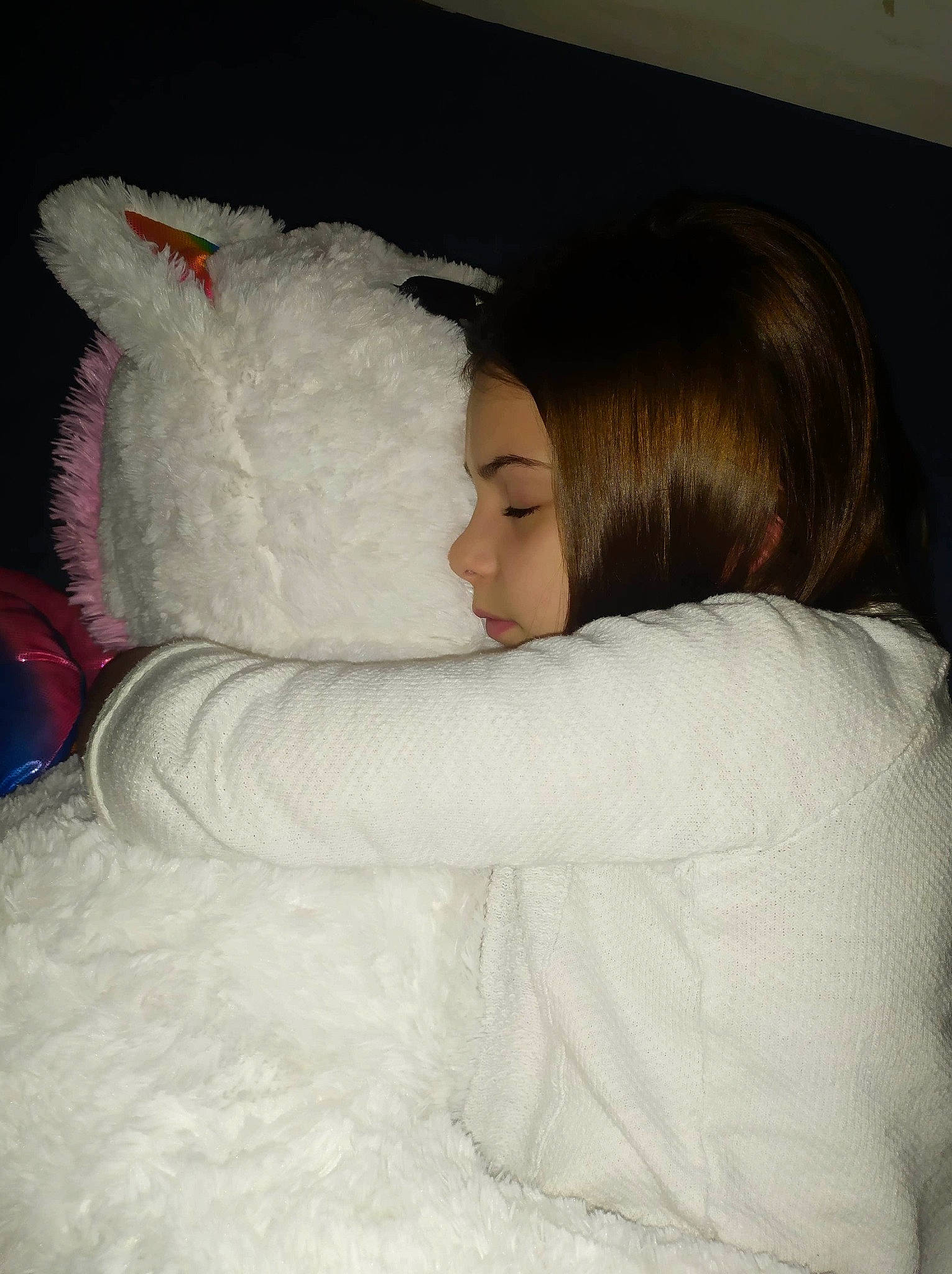 Djulia participe au concours pour gagner de l'argent avec cette photo : bed_sheet, bedding, child, ear, fun, fur, linens, nose, person, pillow, skin, sleep, textile, white